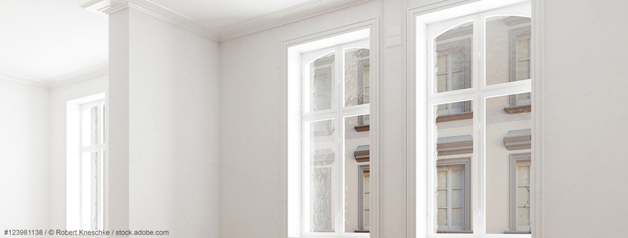 Weiße Fenster in einem Altbau-Raum
